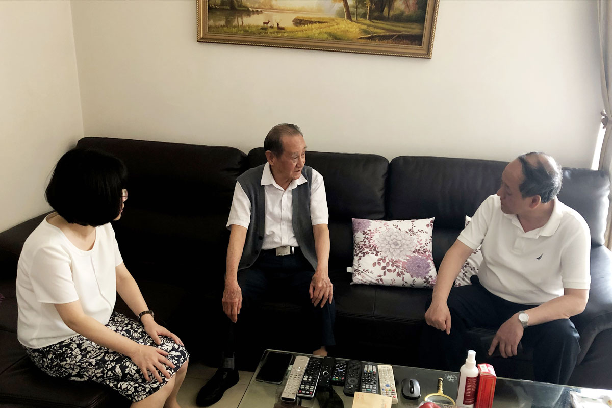 慰問(wèn)老黨員徐力.jpg