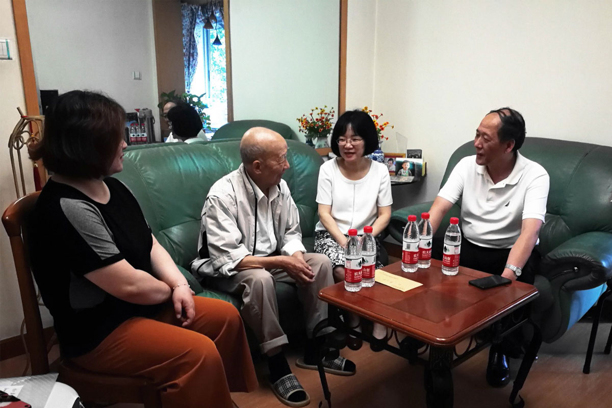 慰問(wèn)老黨員何義章.jpg